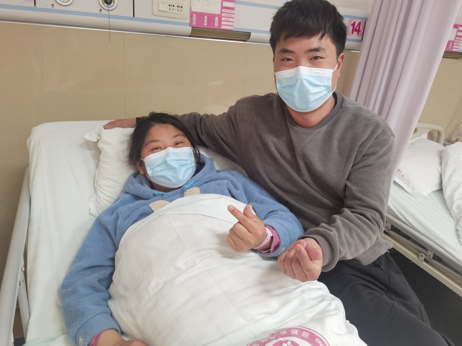 惊险！二胎孕妇私家車(chē)内分(fēn)娩，妇幼医护合力施救