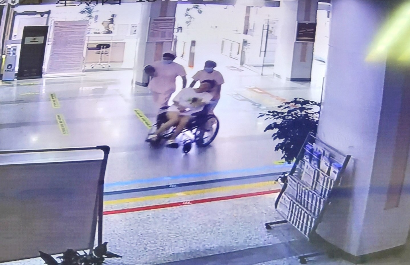 孕妇街(jiē)头突发腹痛  医生下班途中出手施救