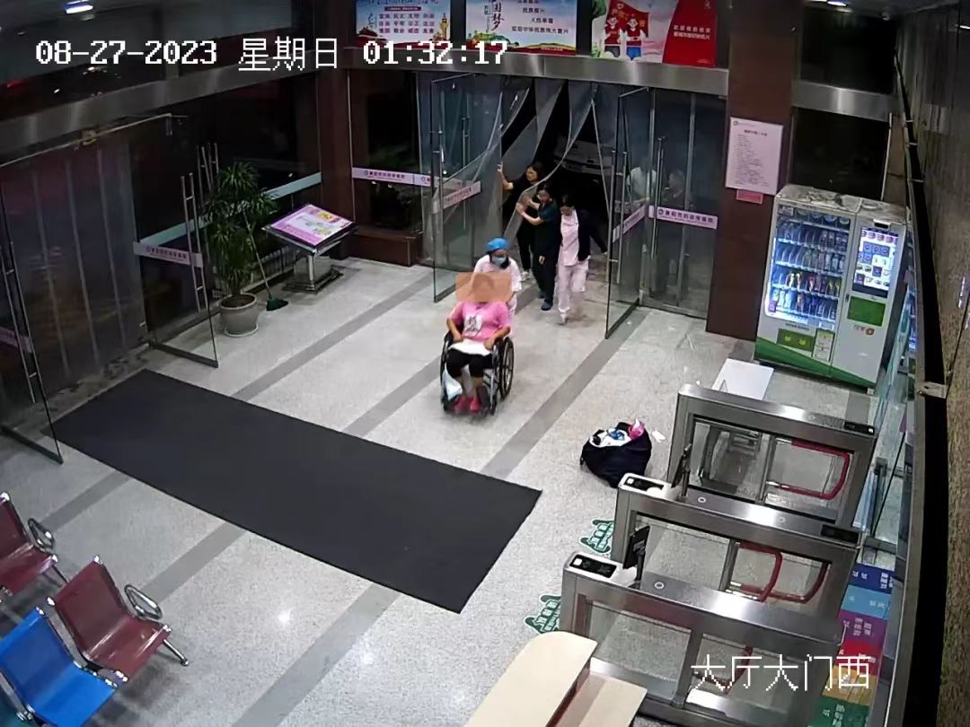 二胎孕妈私家車(chē)上分(fēn)娩，医护黑夜中上演生死时速